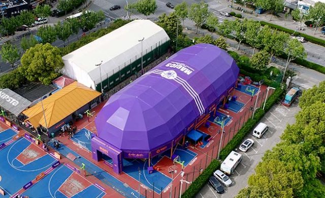 Шатёр для мероприятий размером 20 × 50 с крытым баскетбольным площадкой